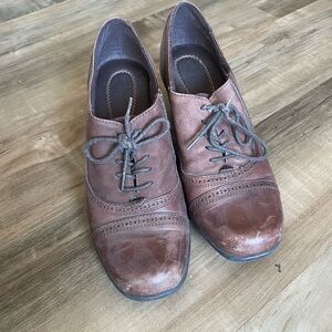 Brown Oxford shoes with leather material lace-up style and decorative broguing